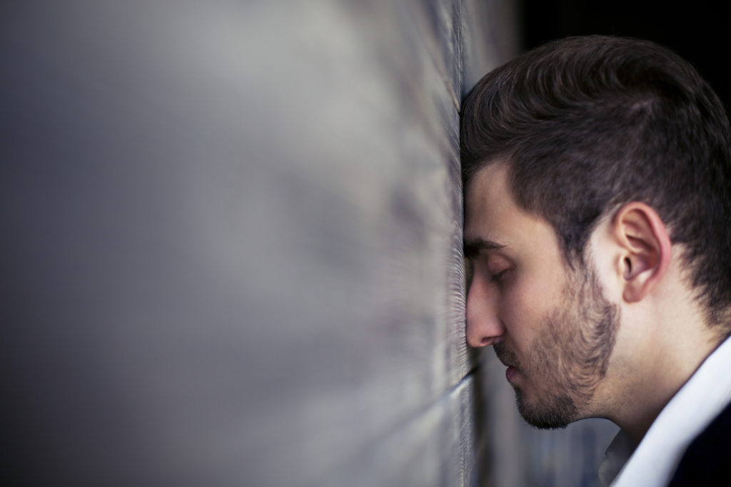 Viele Menschen auf der Welt leiden unter Depressionen. Mediziner und Wissenschaftler suchen seit Jahren nach neuen Wegen zur schnelleren Diagnose. Forscher entwickelten jetzt eine Algorithmus, welcher durch die Analyse von Fotos Depressionen erkennen kann. (Bild: peshkova/fotolia.com)