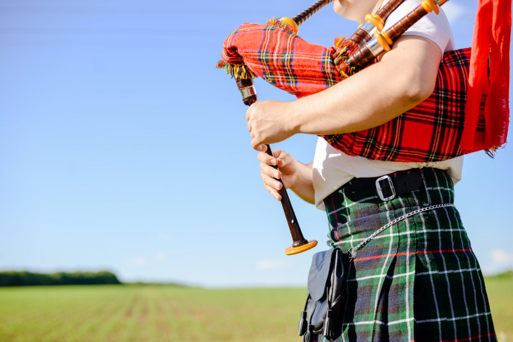 Ein Dudelsackspieler aus Großbritannien starb im Alter von 61 Jahren, weil er sein Instrument jahrelang nicht gereinigt hatte. In dem Dudelsack hatte sich Schimmel angesammelt, dessen Sporen der Mann einatmete. (Bild: gorosi/fotolia.com)