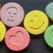 Eine 14-Jährige in Großbritannien bekam auf einer Party einen Kuss von einem Nachwuchsfußballer. Dabei wurde ihr eine Ecstasy-Tablette in den Mund geschoben. Das Mädchen reagierte so heftig, dass sie in ein künstliches Koma versetzt werde musste. (Bild: portokalis/fotolia.com)