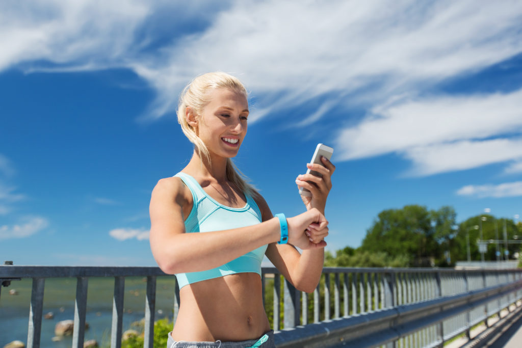 Immer mehr Menschen nutzen beim Sport Apps und technische Gadgets. Die Techniker Krankenkasse erwägt nun, Fitnesstracker in ihr Bonusprogramm zu integrieren. (Bild: Syda Productions/fotolia.com)