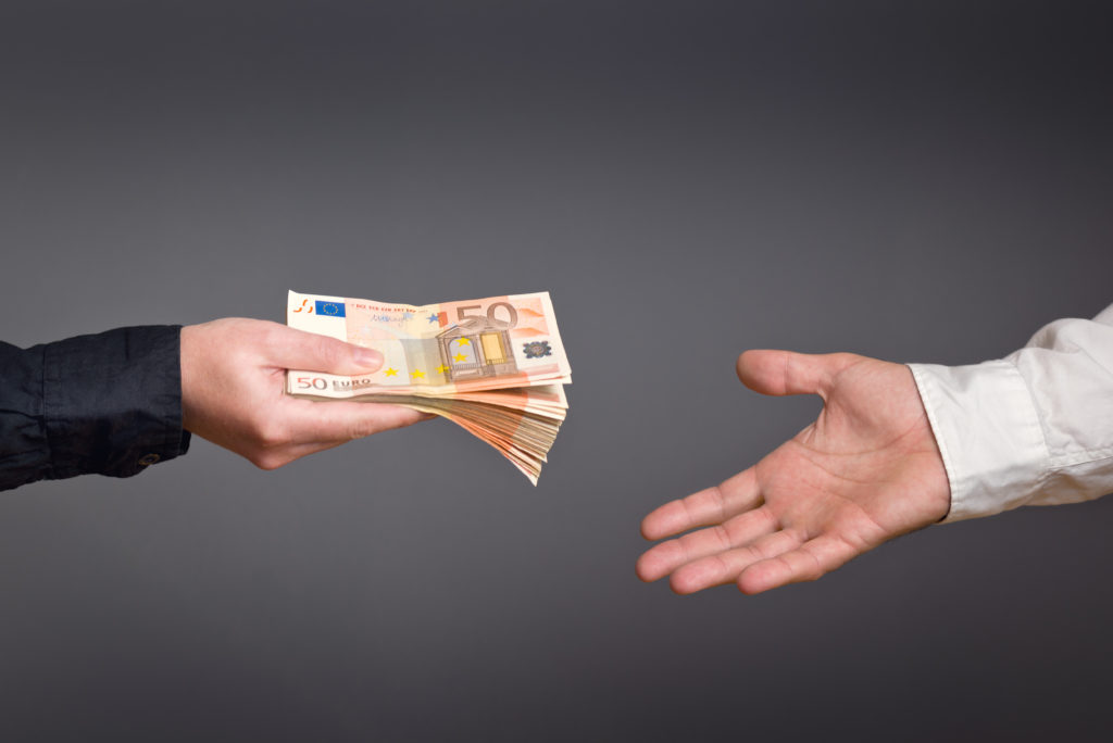 Wer oft Geld in den Händen hat, sollte sich regelmäßig die Hände waschen. Denn vor allem auf Scheinen tummeln sich zahlreiche Erreger. (Bild: Bits and Splits/fotolia.com)