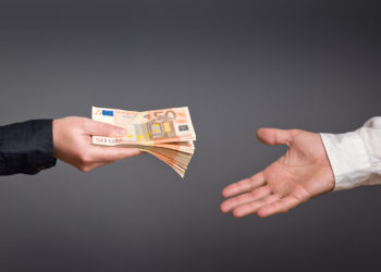 Wer oft Geld in den Händen hat, sollte sich regelmäßig die Hände waschen. Denn vor allem auf Scheinen tummeln sich zahlreiche Erreger. (Bild: Bits and Splits/fotolia.com)