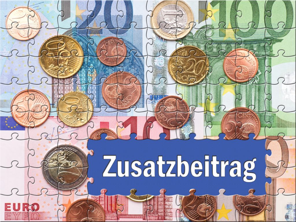 Ein Puzzle, das Euroscheine und Münzen abbildet, mit einer Aussparung mit dem Wort Zusatzbeitrag