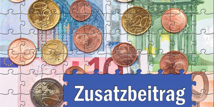 Ein Puzzle, das Euroscheine und Münzen abbildet, mit einer Aussparung mit dem Wort Zusatzbeitrag