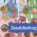 Ein Puzzle, das Euroscheine und Münzen abbildet, mit einer Aussparung mit dem Wort Zusatzbeitrag