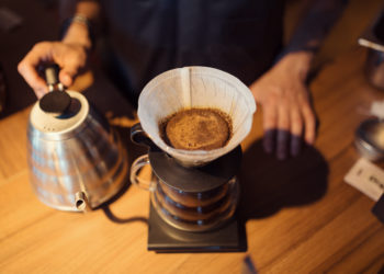 Wovon hängt es ab wie viel Kaffee wir täglich trinken? Mediziner stellten fest, dass unser Erbgut beeinflusst wie hoch unser Kaffeekonsum täglich ist. (Bild: arthurhidden/fotolia.com)