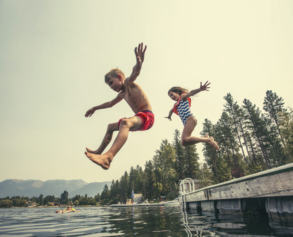 Vor allem für Kinder gibt es im Sommer meist nichts Schöneres als sich beim Baden abzukühlen. Eltern sollten die Kleinen aber am und im Wasser nicht aus den Augen lassen. Ertrinken ist eine häufige Todesursache bei Kleinkindern. (Bild: Brocreative/fotolia.com)