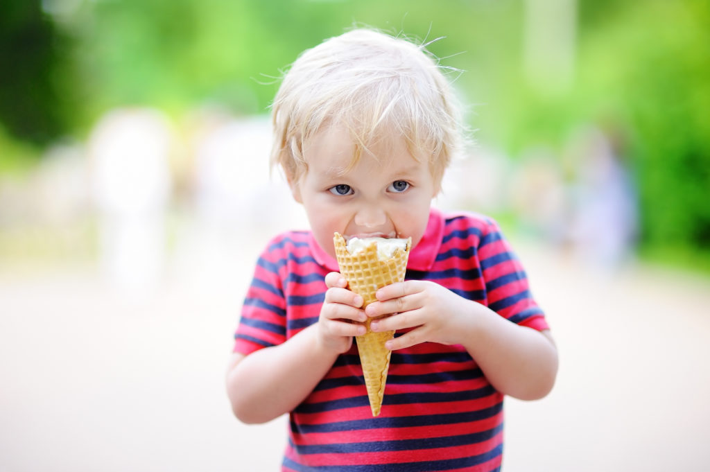 Kinder essen gerne Süßes. Am liebsten würden die meisten Kinder den ganzen Tag nur Süßigkeiten essen und Limonade trinken. Diese falsche Ernährung kann aber bereits in der Kindheit zu Missbildungen des Herzen führen. (Bild: Maria Sbytova/fotolia.com)