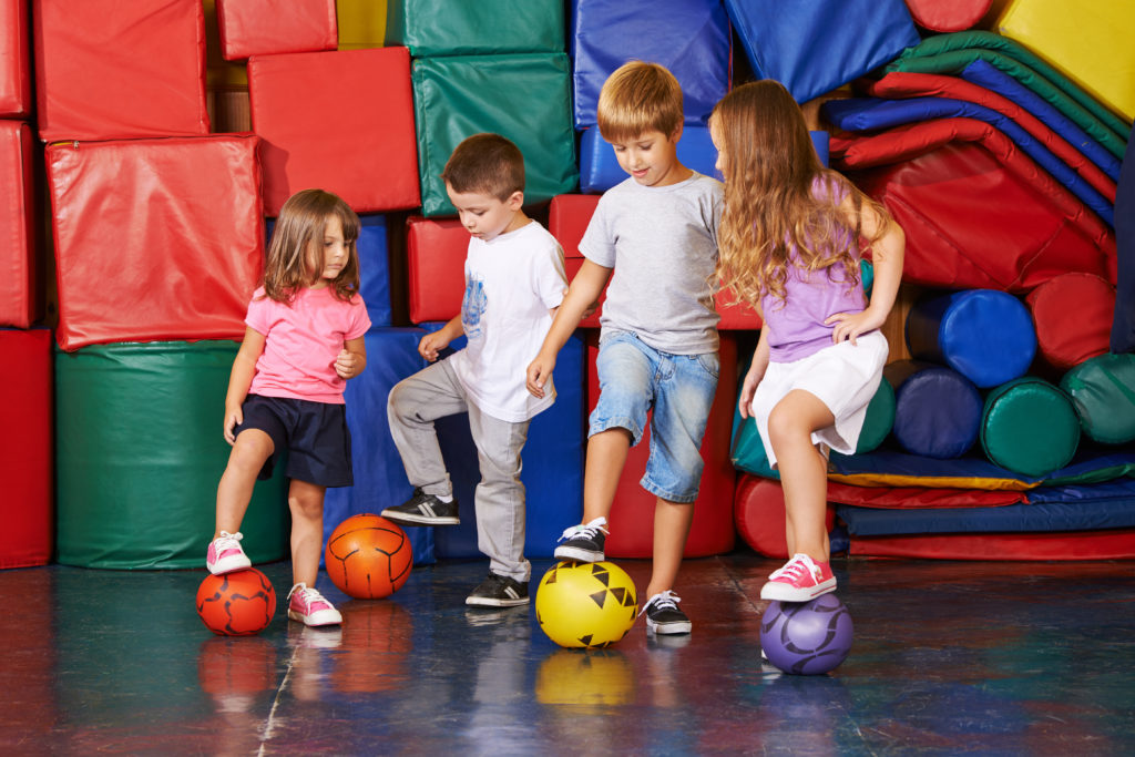 Viel Bewegung in der Kindheit stärkt die Knochen. Experten raten in diesem Zusammenhang unter anderem zu Ballsportarten wie Fußball. (Bild: Robert Kneschke/fotolia.com)