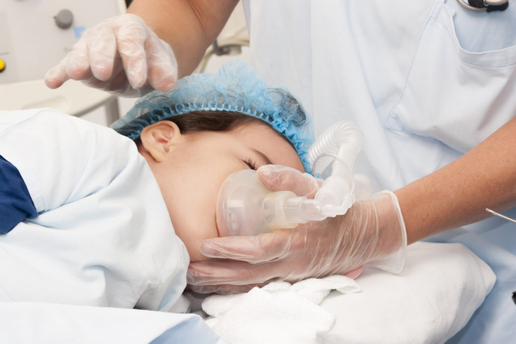 Steht bei Kindern eine Operation an, haben Eltern oft mehr Angst vor der Narkose und dem Eingriff als der Nachwuchs selbst. Verunsicherte Väter und Mütter können beim Aufklärungsgespräch Fragen stellen. (Bild: Herjua/fotolia.com)