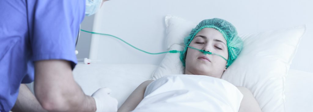 Manche Patienten erwachen zwar nach langer Zeit aus dem Koma, leiden dann aber unter schweren Beeinträchtigungen ihrer geistigen Funktionen. Solchen Menschen könnte durch eine nicht-invasive Behandlung mit Ultraschall geholfen werden. (Bild: Photographee.eu/fotolia.com)