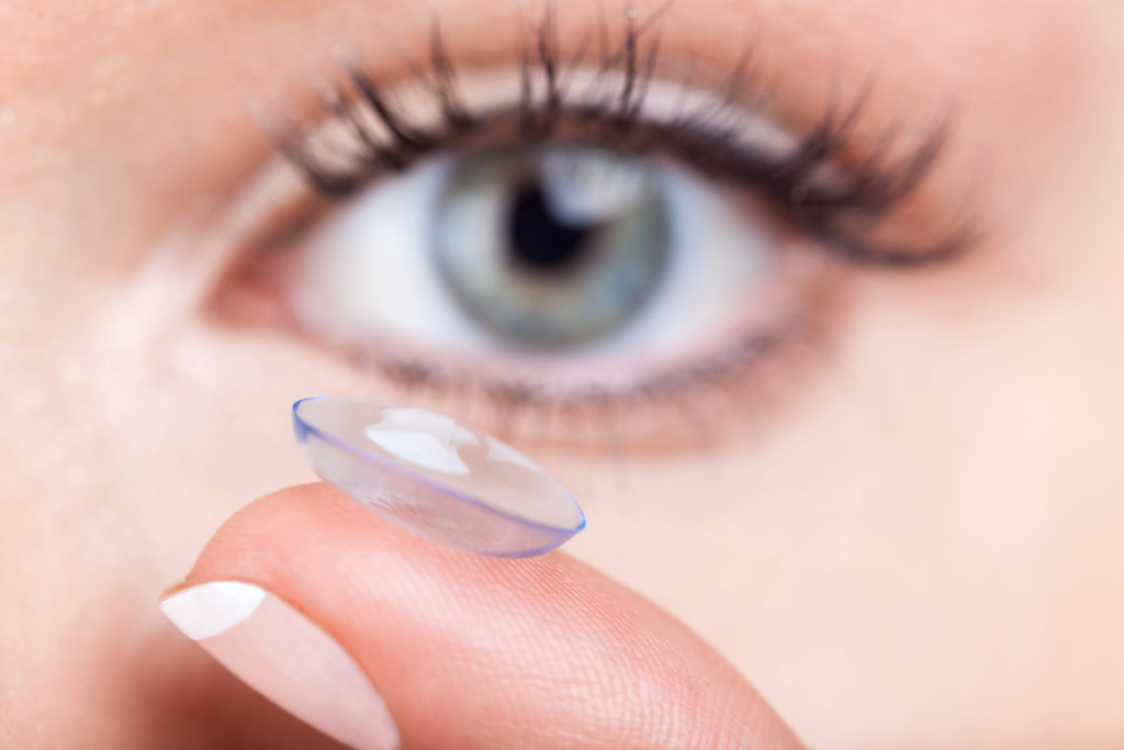 Viele Menschen tragen in der heutigen Zeit Kontaktlinsen statt einer Brille. Allerdings sind bei der regelmäßigen Nutzung von Kontaktlinsen einige Dinge zu beachten. Nur so kann eine dauerhafte Schädigung des Auges vermieden werden. (Bild: Pavel Chernobrivets/fotolia.com)