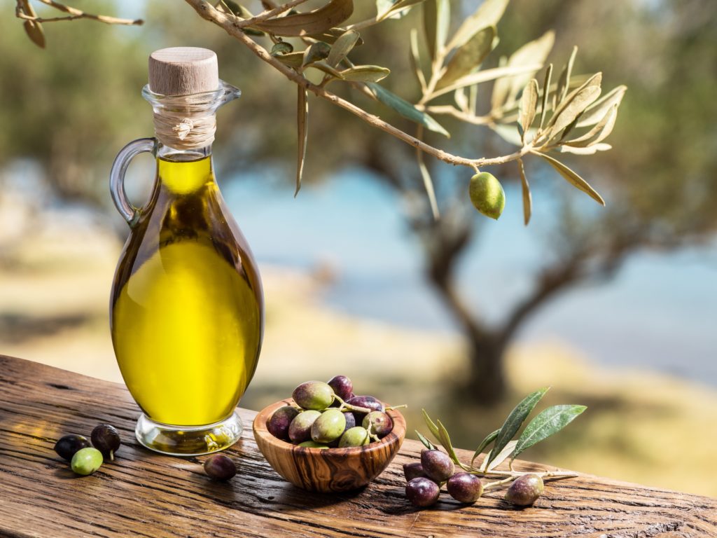 Wissenschaftliche Untersuchungen haben immer wieder die gesundheitlichen Vorteil der mediterranen Ernährungsweise belegen können. Man muss dabei nicht mal auf Fett verzichten. (Bild: volff/fotolia.com) 