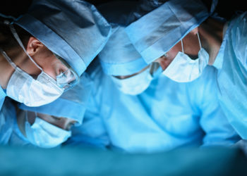 Einer Frau in Costa Rica wurde in einer lebensrettenden Operation ein 34 Kilo schwerer Tumor aus dem Bauch entfernt. Sie hatte sich zuvor jahrelang aus "persönlichen Gründen"gegen eine OP entschieden. (Bild: s_l/fotolia.com)
