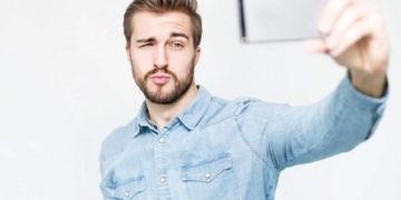 Narzissten sind übertrieben auf sich selbst bezogen und von der Bewunderung anderer abhängig. (Bild: lassedesignen/fotolia.com)
