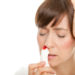 Die meisten Ursachen für Nasenbluten sind harmlos. Doch wenn sich die Blutung nicht schnell stoppen lässt oder es häufiger dazu kommt, muss unbedingt ein Arzt aufgesucht werden. (Bild: drubig-photo/fotolia.com)