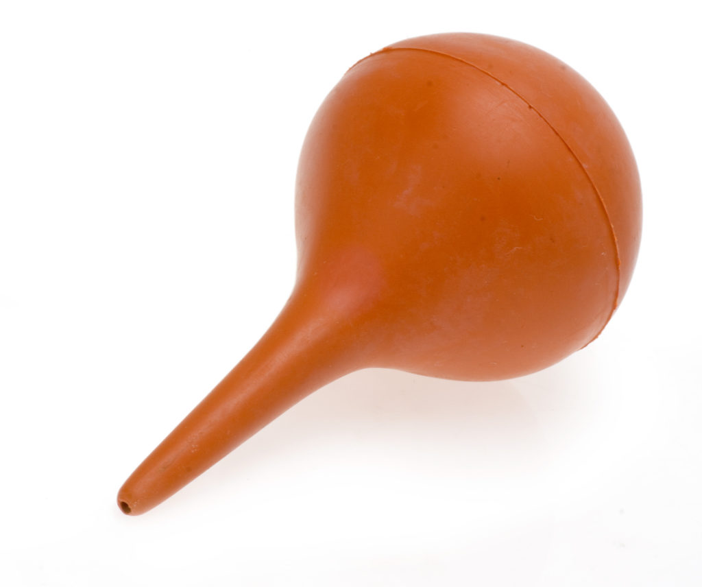 Mit Hilfe einer Ballspritze kann das Ohrenschmalz ausgespült werden, allerdings ist bei begleitenden Beschwerden wie Ohrenschmerzen oder Fieber dringend ein Arzt auzusuchen. (Bild: euthymia/fotolia.com)