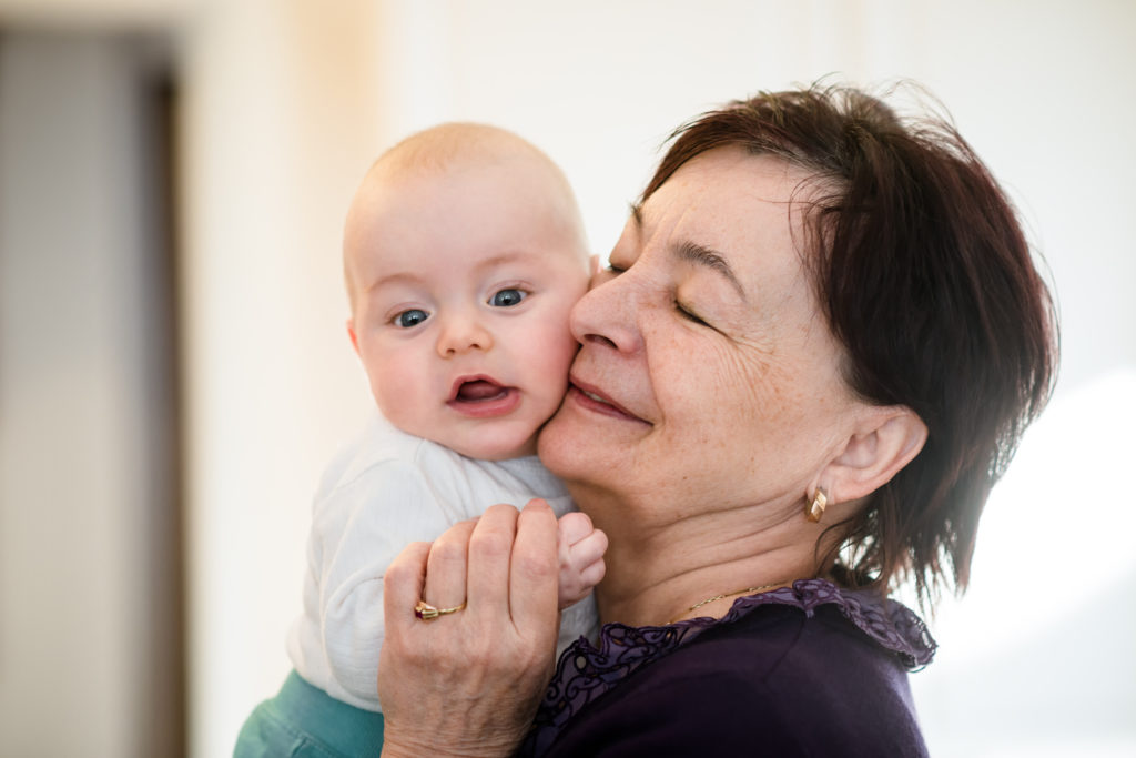 Dass sich Omas um kleine Kinder kümmern, ist nicht ungewöhnlich. Wenn Großmütter aber selbst Babys bekommen, sorgt dies für Aufsehen. In Australien hat eine 63-jährige Frau ein Kind zur Welt gebracht. (Bild: Martinan/fotolia.com)