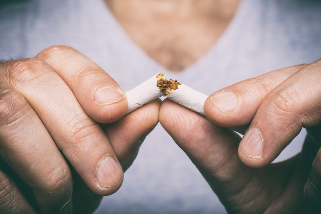 Viele Menschen wünschen sich mit dem Rauchen aufzuhören. Die meisten schaffen es allerdings nicht. Eine neue Studie zeigte jetzt, dass Menschen erfolgreicher mit dem Rauchen aufhören, wenn sie dafür bezahlt werden. (Bild: mbruxelle/fotolia.com)