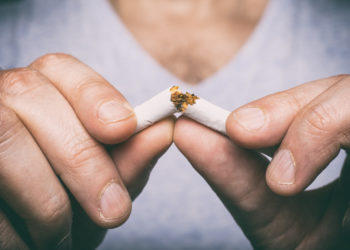 Viele Menschen wünschen sich mit dem Rauchen aufzuhören. Die meisten schaffen es allerdings nicht. Eine neue Studie zeigte jetzt, dass Menschen erfolgreicher mit dem Rauchen aufhören wenn sie dafür bezahlt werden. (Bild: mbruxelle/fotolia.com)