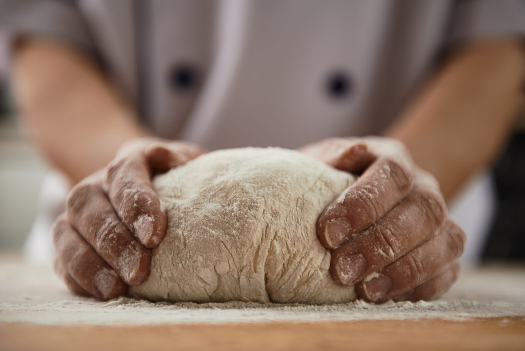 Menschen mit einem Reizdarm bekommen häufig gesundheitliche Probleme und Blähungen, wenn sie Brot zu sich nehmen. Wissenschaftler fanden jetzt heraus, dass längere Gehzeiten des Teiges das Brot wesentlich bekömmlicher machen. (Bild: Stasique/fotolia.com)