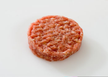 Die Willms Fleisch GmbH ruft Hacksteaks zurück, die bei Penny im Verkauf sind. In einzelnen Packungen des Produkts „Bifteki Hacksteaks" seien Kunststoffteilchen gefunden worden. (Bild: redhorst/fotolia.com)