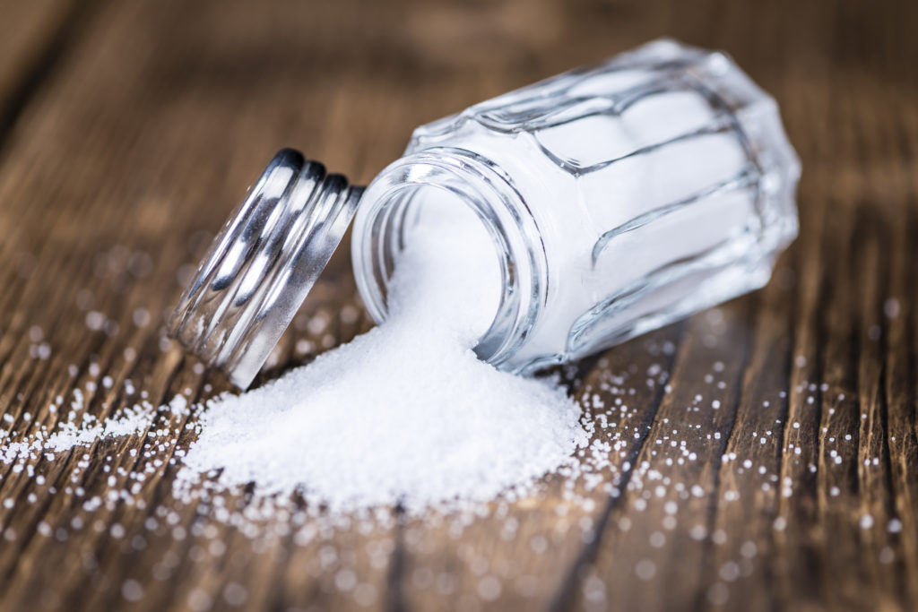 Ein hoher Salzkonsum steigert die Gefahr für Bluthochdruck. Zu wenig Salz zu essen ist aber auch ungesund. Experten empfehlen, täglich nicht mehr als sechs Gramm - etwa einen Teelöffel voll - zu sich zu nehmen. (Bild: HandmadePictures/fotolia.com)