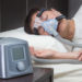 Viele Menschen leiden nachts unter Atemstörungen im Schlaf. Ein sogenanntes CPAP-Gerät soll da Abhilfe schaffen. (Bild: kudosstudio/fotolia.com)