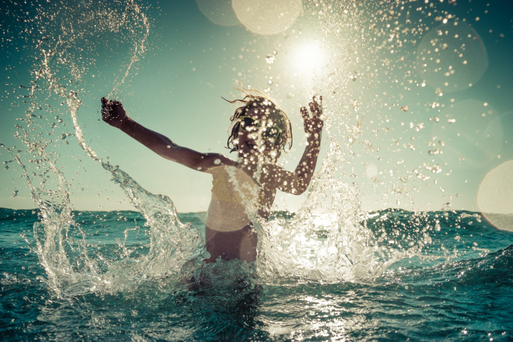 Bekommt ein Kind nach einem heißen Sommertag im Freien plötzlich Fieber und Schüttelfrost, kann dies ein Anzeichen für einen Sonnenstich sein. Der Nachwuchs sollte dann zu einem Arzt gebracht werden. (Bild: Sunny studio/fotolia.com)