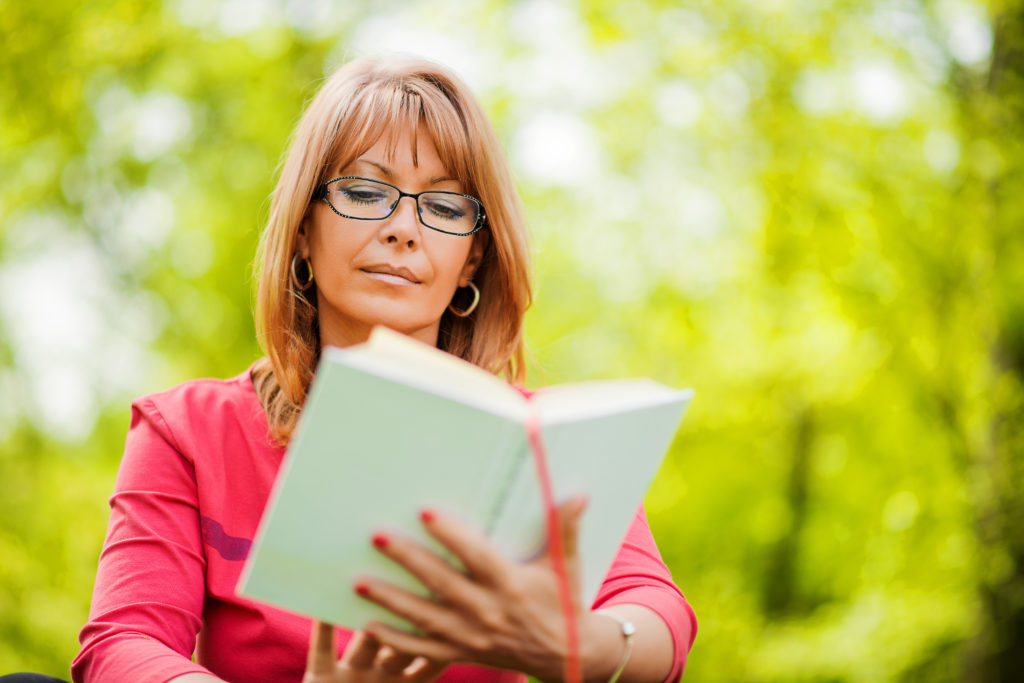 Viele Menschen lesen Bücher, um zu entspannen oder um aus der Normalität des Alltags zu entfliehen. Andere Menschen lesen Bücher, um neues Wissen zu erlernen oder um sich allgemein weiterzubilden. Häufiges Lesen kann aber noch ganz andere Vorteile mit sich bringen. Wissenschaftler stellten fest, dass regelmäßiges Lesen unsere vorzeitige Sterbewahrscheinlichkeit verringert. (Bild: ivanko80/fotolia.com)