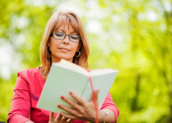 Viele Menschen lesen Bücher um zu entspannen oder um aus der Normalität des Alltags zu entfliehen. Andere Menschen lesen Bücher um neues Wissen zu erlernen oder um sich allgemein weiterzubilden. Häufiges Lesen kann aber noch ganz andere Vorteile mit sich bringen. Wissenschaftler stellten fest, dass regelmäßiges Lesen unsere Sterbewahrscheinlichkeit verringert. (Bild: ivanko80/fotolia.com)