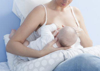 Eine aktuelle Studie hat gezeigt, dass weltweit lediglich 40 Prozent der Babys in den ersten sechs Monaten ausschließlich gestillt werden. Das, obwohl mit dem Stillen viele gesundheitliche Vorteile für Kind und Mutter einhergehen.(Bild: juan_aunion/fotolia.com)
