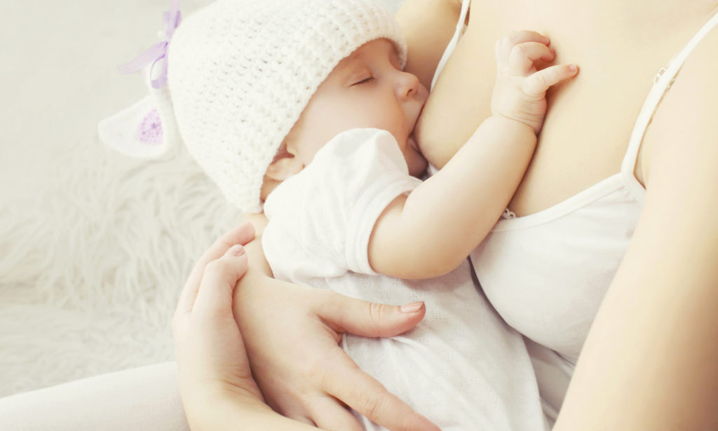Schnelles Stillen nach der Geburt ist für Neugeborene sehr wichtig. So kann die Wahrscheinlichkeit für gefährliche Infektionen und einen verfrühten Tod deutlich reduziert werden. (Bild: rohappy/fotolia.com)