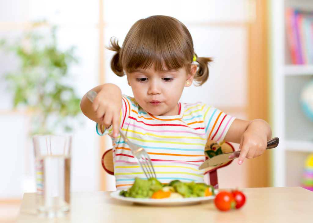 Vegan ist in. Doch nicht alle stehen der fleischlosen Ernährungsweise offen gegenüber. In Italien beschäftigt sich das Parlament mit einem Gesetzentwurf, der für Eltern vegan ernährter Kinder bis zu zwei Jahren Haft vorsieht. (Bild: Oksana Kuzmina/fotolia.com)