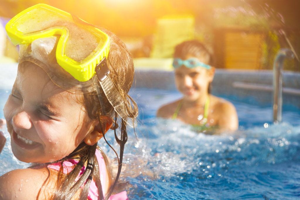 Badeausflüge im Sommer sind beliebt bei Alt und Jung. Manchmal sorgt der Sprung ins kühle Nass aber auch dafür, dass sich Wasser im Ohr sammelt. Dies ist unangenehm und kann zu Entzündungen führen. Experten wissen, wie man das Wasser aus dem Ohr bekommt. (Bild: Dasha Petrenko/fotolia.com)