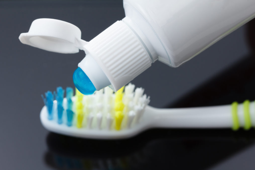 Die Stiftung Warentest hat 32 Universal-Zahnpasten untersucht. Günstige Produkte, die unter einem Euro liegen, schnitten besser ab als eine 100-Euro-Zahncreme. (Bild: bravissimos/fotolia.com)