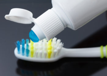 Über 200 Experten aus 29 Ländern fordern ein weltweites Verbot des Biozids Triclosan. Der Stoff, der unter anderem in Zahnpasta und Kosmetika enthalten sein kann, soll Krankheiten wie Brustkrebs auslösen können. (Bild: bravissimos/fotolia.com)