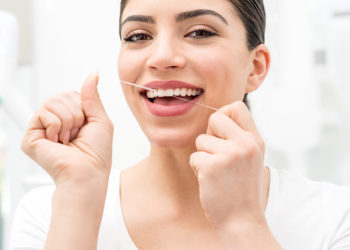 Neben dem regelmäßigen Zähneputzen gehört auch die Reinigung der Zahnzwischenräume zu einer ausreichenden Mundhygiene. Die Wirksamkeit von Zahnseide wird nun jedoch angezweifelt. (Bild: stockyimages/fotolia.com)