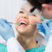 Zahnersatz ist eine teure Angelegenheit. Für manche Personen lohnt sich eine Zahnzusatzversicherung, um weniger für Kronen, Brücken und Implantate zahlen zu müssen. (Bild: Stasique/fotolia.com)
