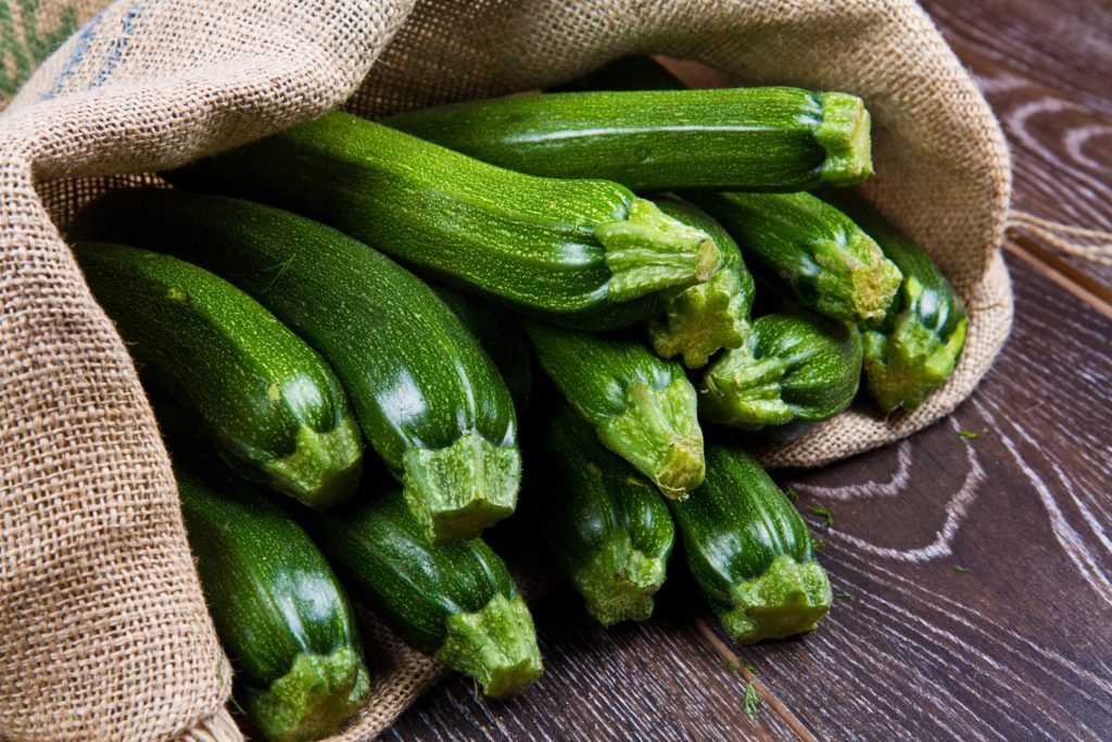 Leckere Zucchini eignen sich hervorragend für die leichte Küche. Sie sind arm an Kalorien, aber reich an Vitaminen und Mineralstoffen. Beim Kauf sollte auf kleine Früchte geachtet werden. Zucchini verlieren mit zunehmender Größe an Aroma. (Bild: Lsantilli/fotolia.com)