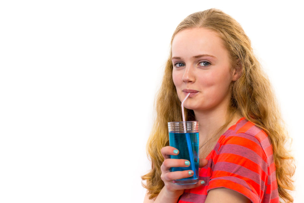 Die meisten Jugendlichen lieben Softdrinks. Die zuckerhaltigen Getränke schaden jedoch der Gesundheit und auch den Zähnen. Vor allem das schlückchenweise Trinken wirkt sich negativ auf die Mundhygiene aus. (Bild: benschonewille/fotolia.com)