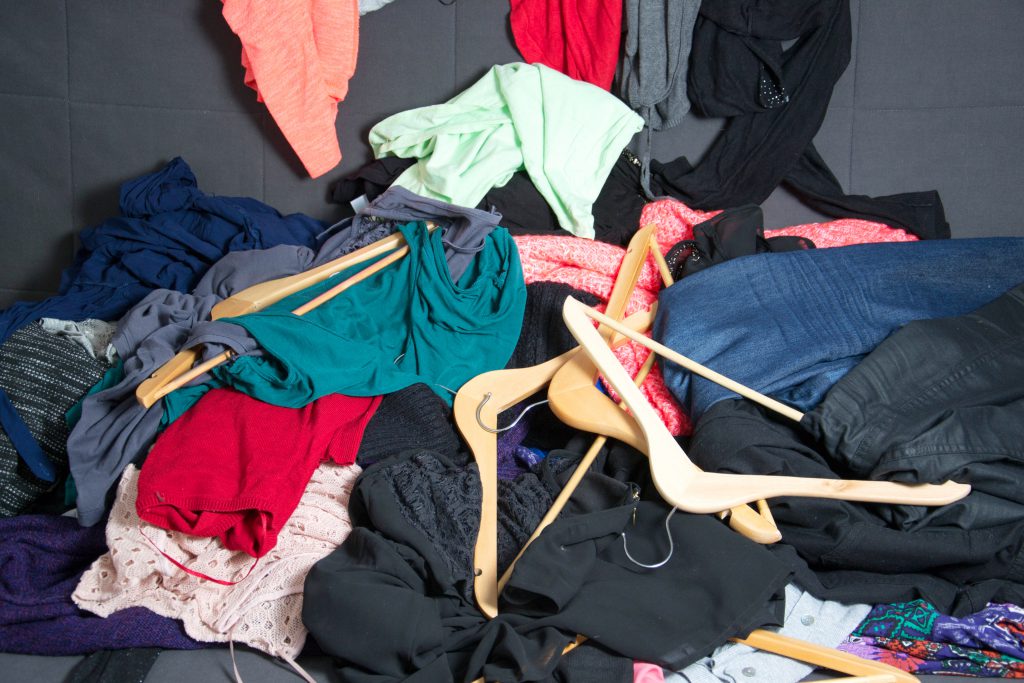Haufenweise Kleidung, die wir nicht mehr anziehen. Es wird Zeit zum Ausmisten! Bild: Daniela Stärk - fotolia