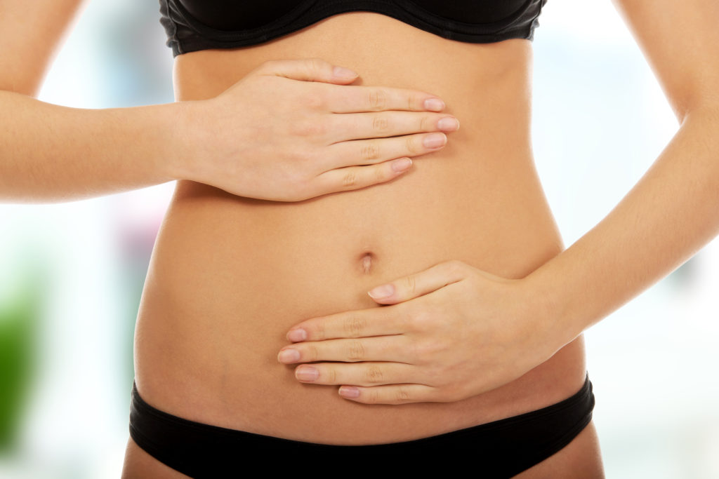 Eine Bauchmassage wirkt wohltuend und anregend auf die Verdauung. Schon mit wenigen Bewegungen können Sie dadurch Ihrer Darmgesundheit etwas Gutes tun. (Bild: Piotr Marcinski/fotolia.com)