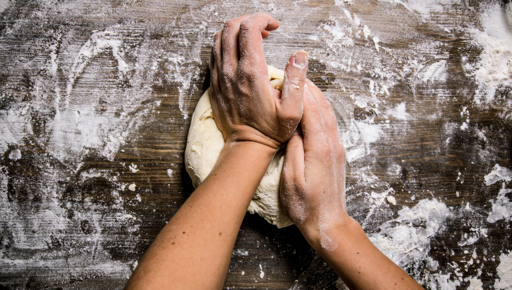 Brotbacken wie früher verhindert Blähbauch und Bauchweh. Bild: Artem Shadrin - fotolia