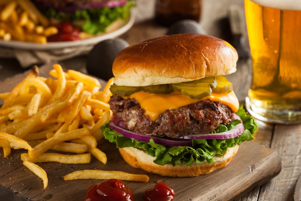 Eine ungesunde Ernährung mit zu viel Fett, Fleisch und Zucker führt schnell zu Verschlackungen im Darm. (Bild: Brent Hofacker/fotolia.com)