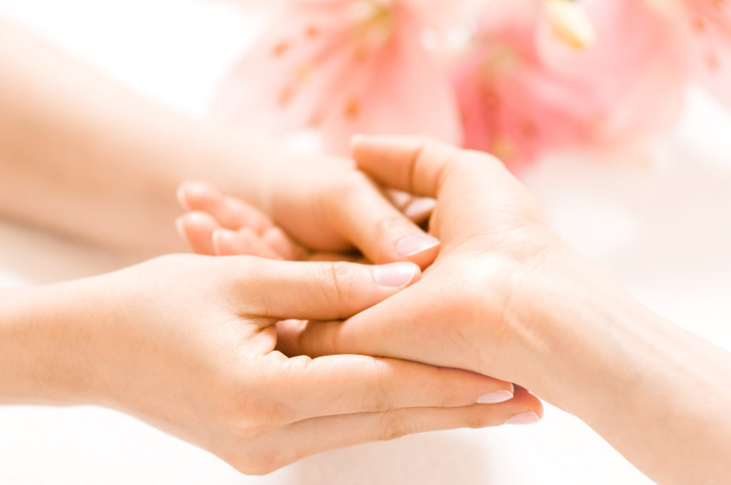 Eine Handmassage kann die Symptome von blauen Fingern lindern. Bild: Jonas Glaubitz - fotolia
