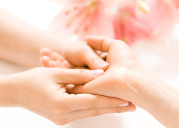 Eine Handmassage kann die Symptome von blauen Fingern lindern. Bild: Jonas Glaubitz - fotolia