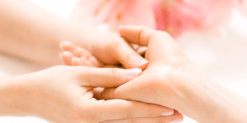 Eine Handmassage kann die Symptome von blauen Fingern lindern. Bild: Jonas Glaubitz - fotolia