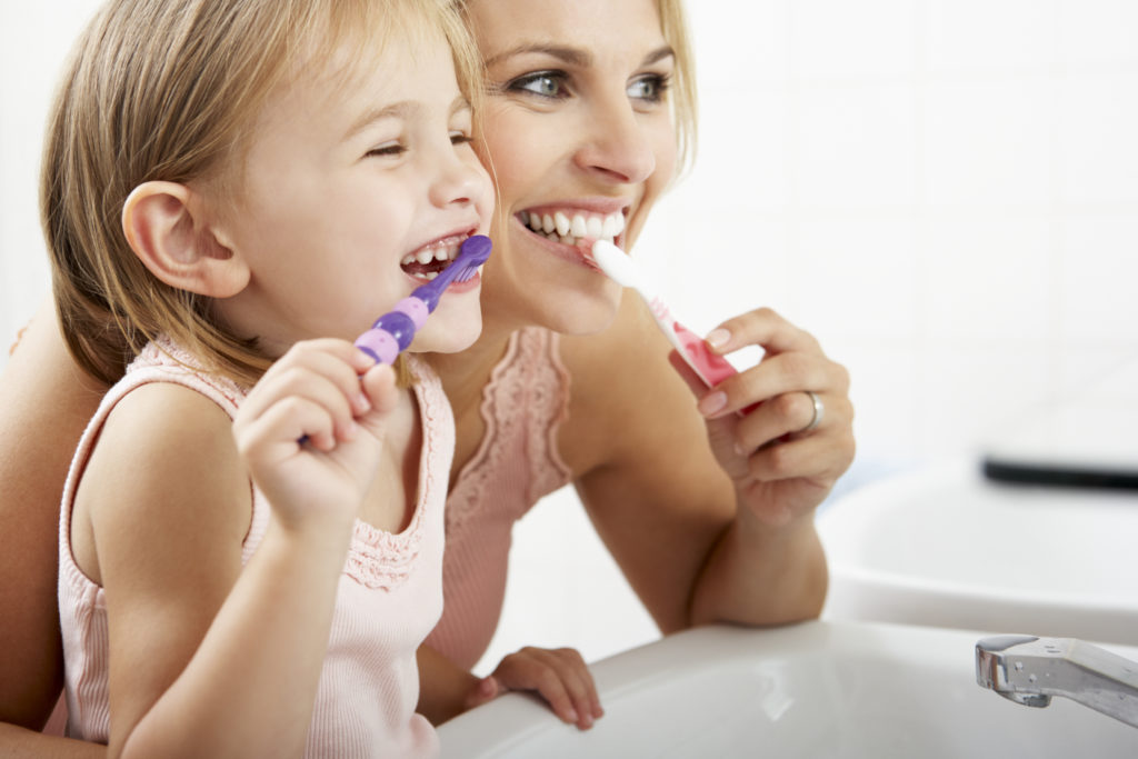 Richtige Zahnpflege bei Kindern verhindert Karies. Bild: Monkey Business - fotolia