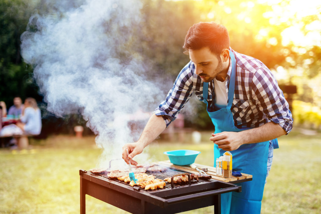 Eine genetische Mutation könnte der Grund dafür sein, warum der Rauch beim Grillen für den Menschen weniger gefährlich ist als für seine archaischen Verwandten. (Bild: nd3000/fotolia.com)